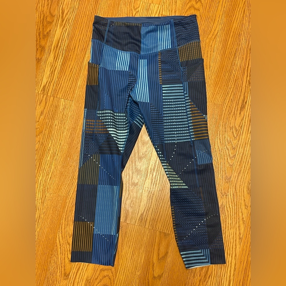 Brooks running 3/4 length running leggings with pockets- like new! Size M